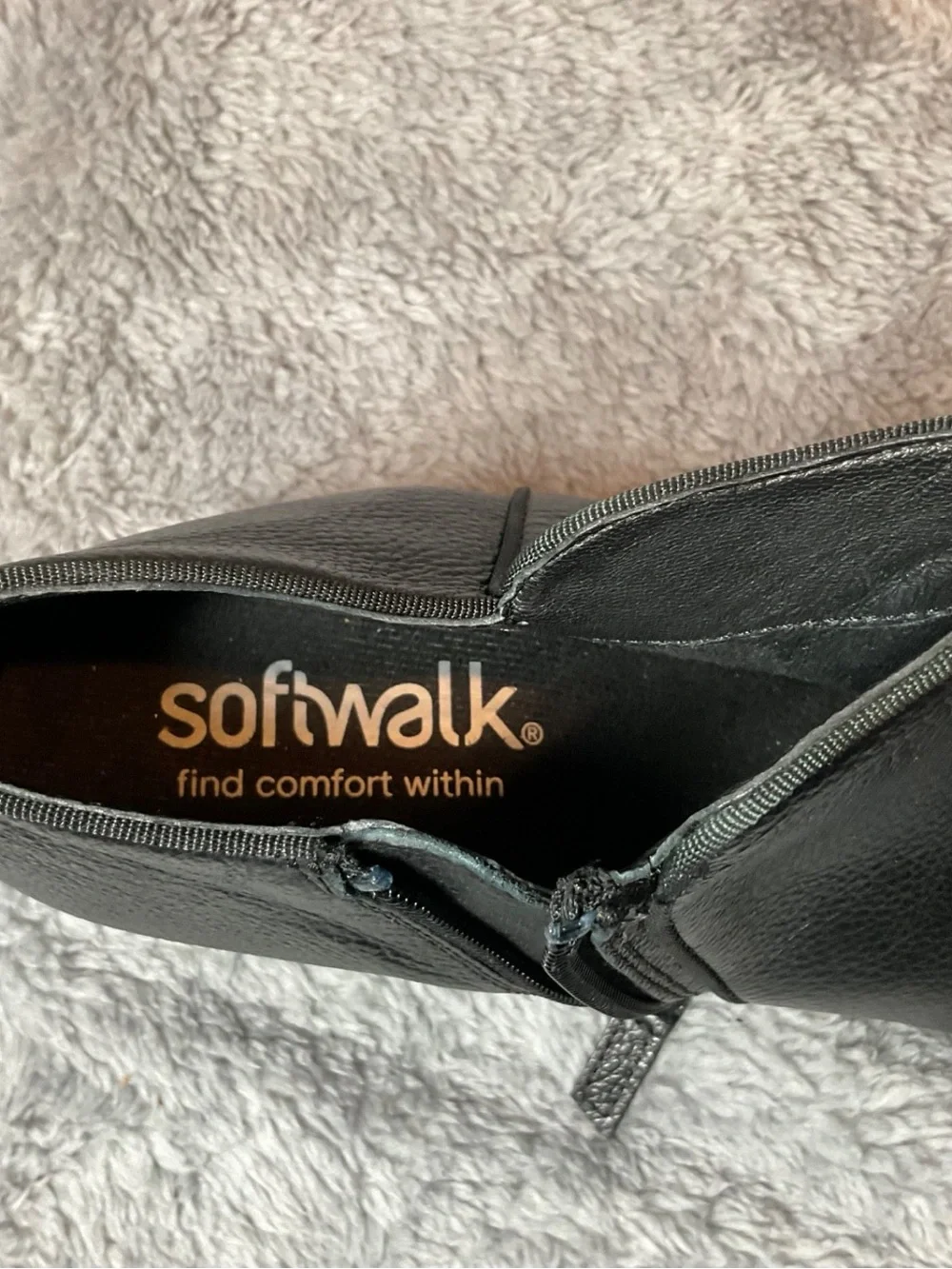 Softwalk Rocklin Women’s Leather Ankle Boot Black in Size 9M.